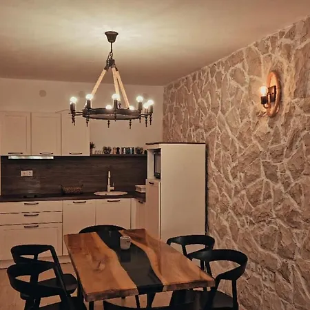 Διαμέρισμα Tia *